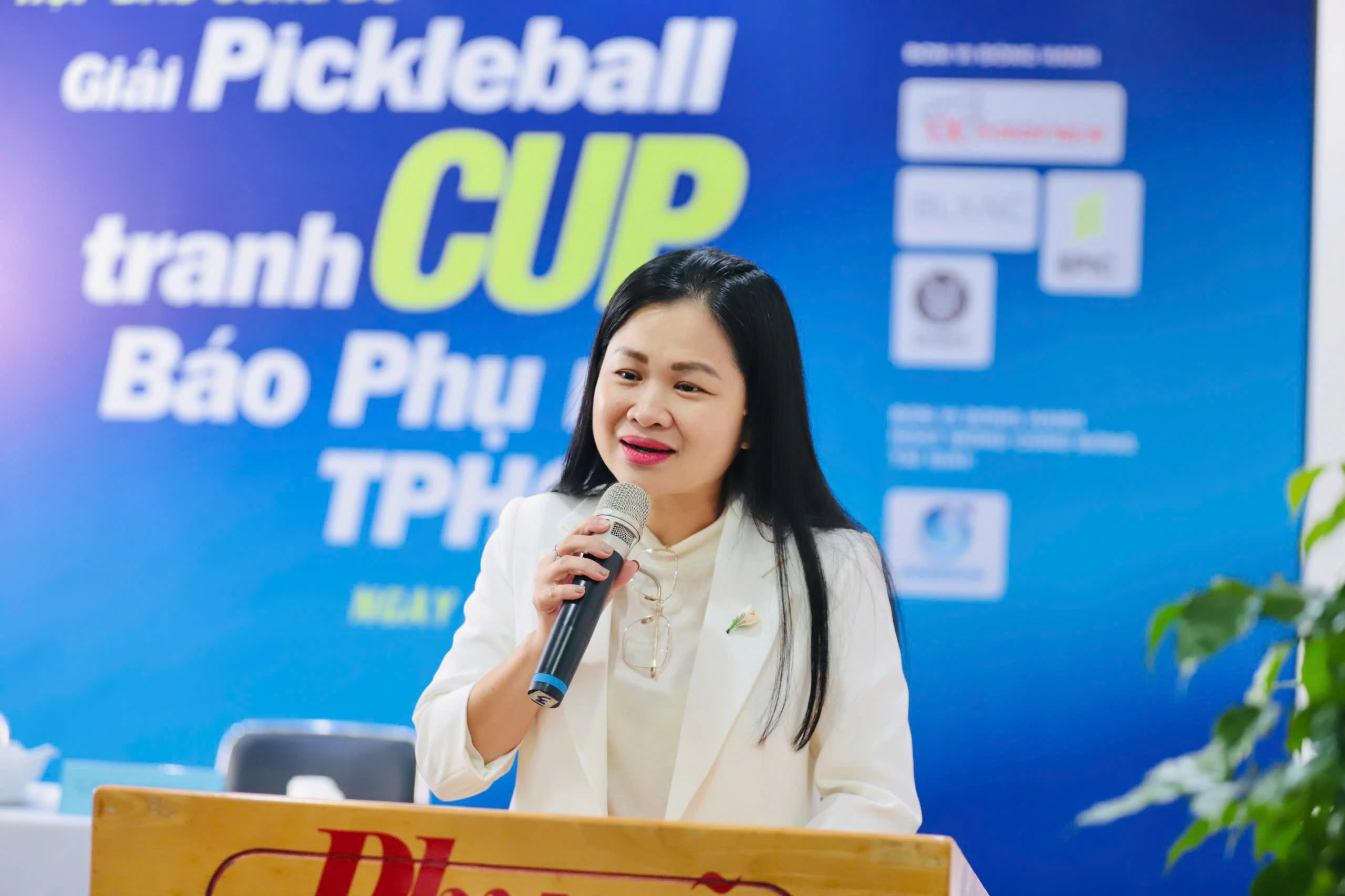 Bà Phạm Thị Vân Anh phát biểu tại họp báo giải pickleball 2025