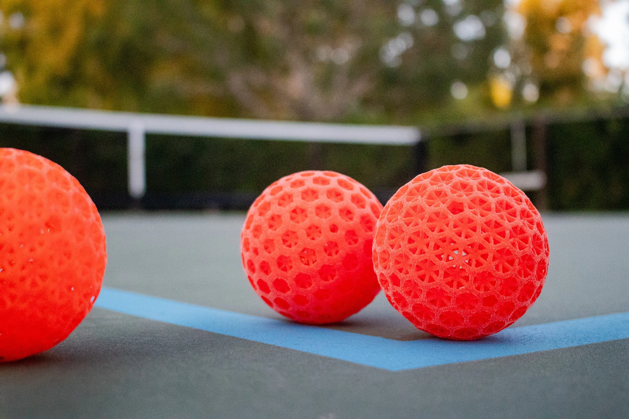 Bóng giảm thanh cho người mê pickleball Giảm ồn hay giảm vui - Ảnh 1. Quả bóng pickleball giảm tiếng ồn được làm từ chất liệu đàn hồi nhiệt dẻo mềm