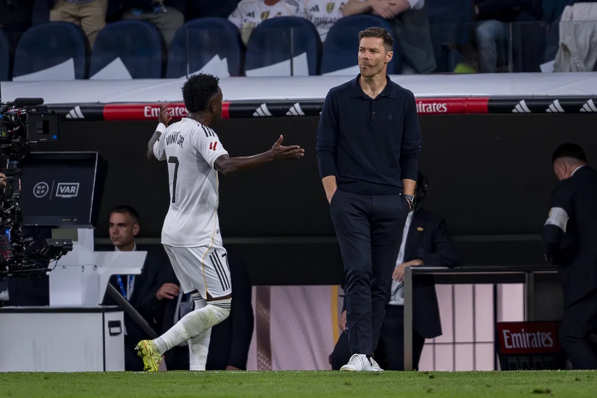 Vinicius Xabi Alonso 02 Vinicius Jr và Xabi Alonso căng thẳng trên sân