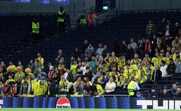 Khán đài nhiều chỗ trống trong trận Spurs vs Villarreal