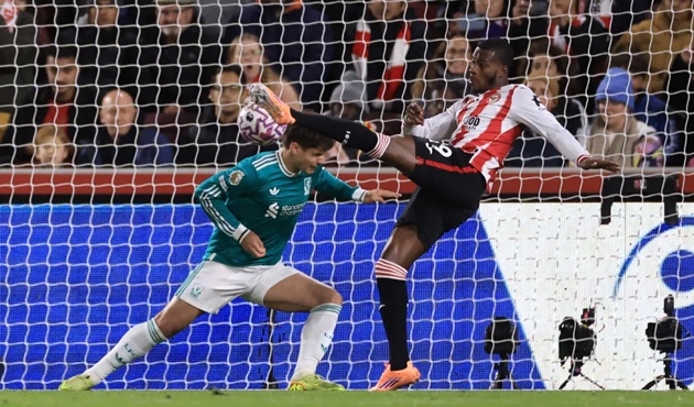 Brentford hạ Liverpool nhờ ném biên Brentford hạ Liverpool nhờ ném biên