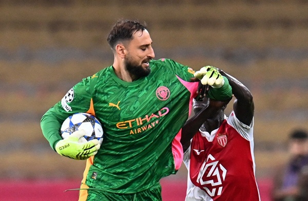 Donnarumma giữ bóng cuối trận gặp Monaco