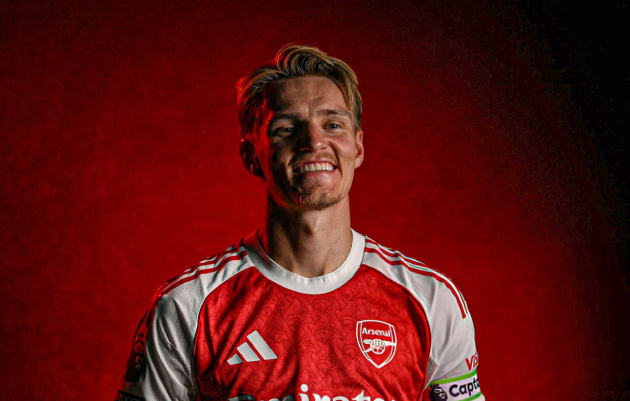 Odegaard trên sân trong màu áo Arsenal