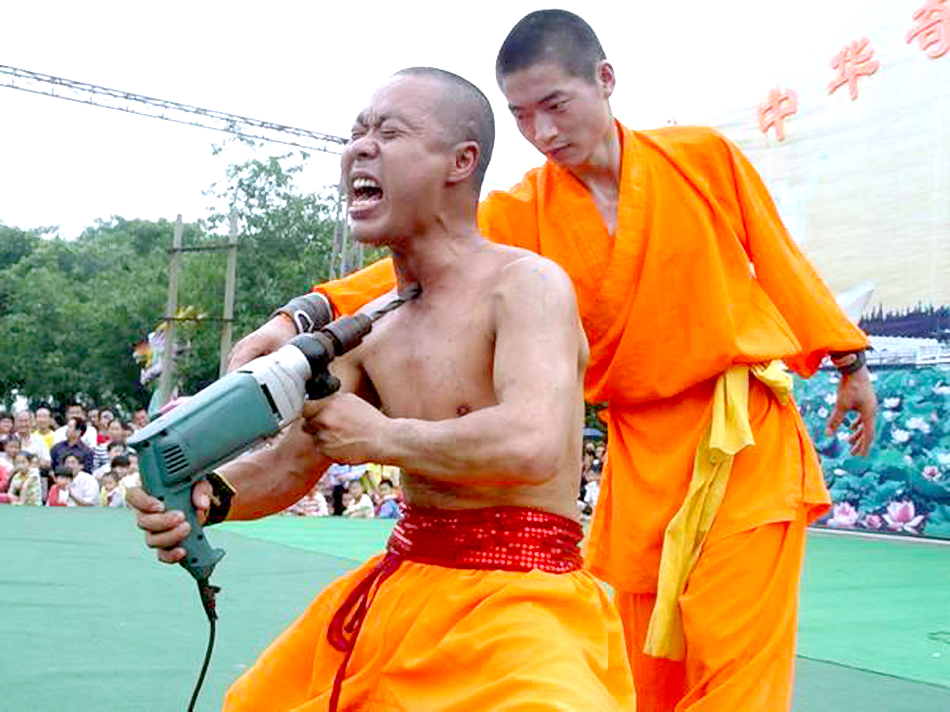 Người luyện công phu mình đồng da sắt