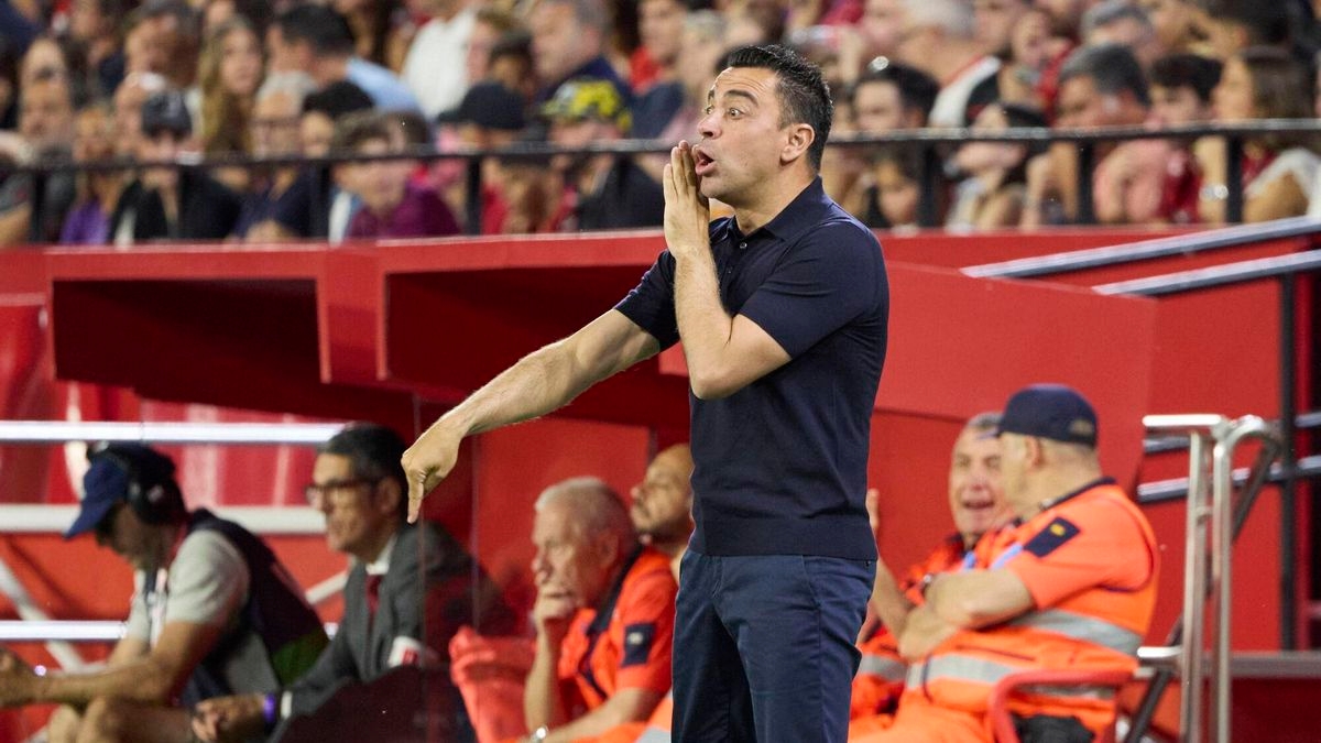 Xavi Hernandez phân tích chiến thuật cùng đội ngũ huấn luyện