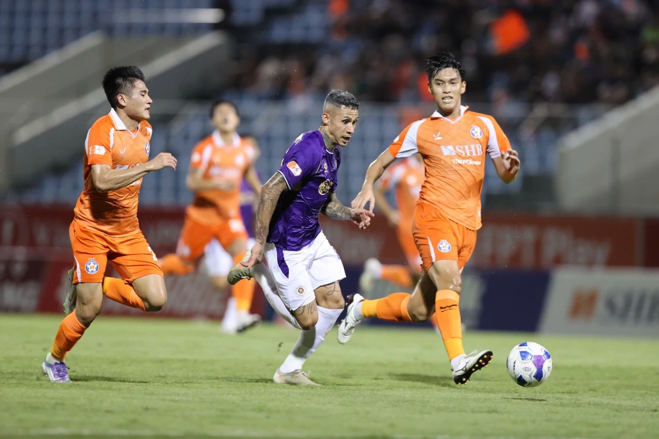 Hà Nội FC áp đảo Đà Nẵng