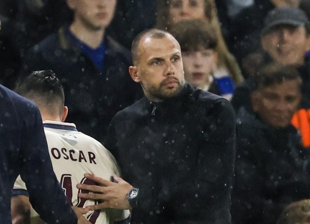 Heitinga quay lại Ajax quá sớm. Heitinga quay lại Ajax quá sớm.