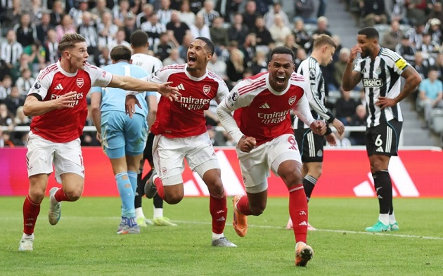 Gabriel Magalhaes thi đấu ổn định cho Arsenal