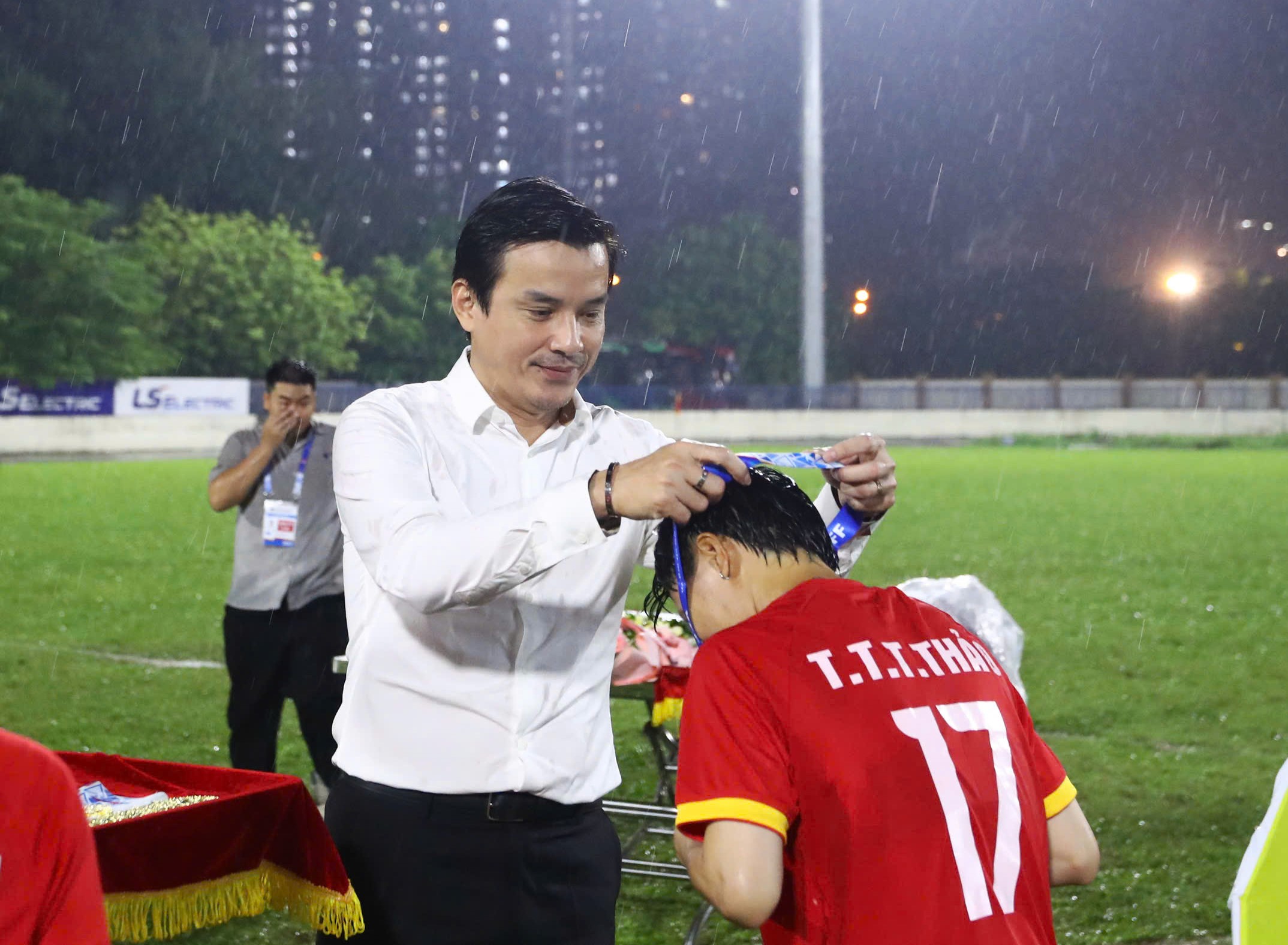 Trao huy chương vô địch cho CLB nữ TP.HCM