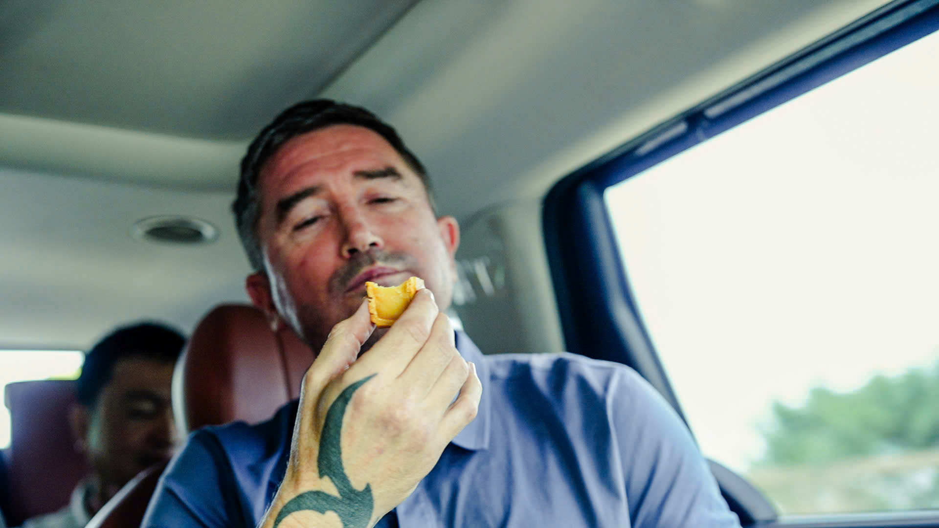 HLV Harry Kewell thưởng thức bánh trung thu