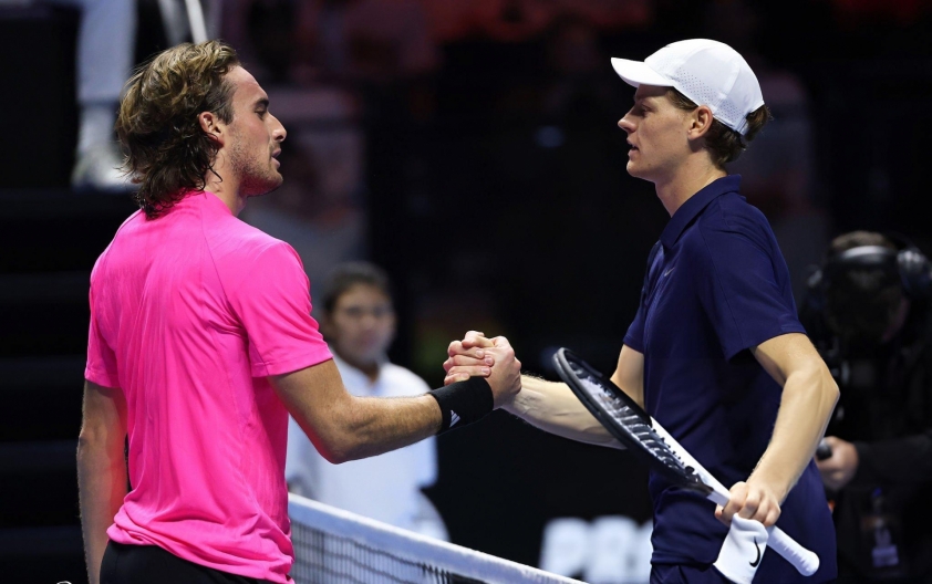 Thắng dễ Tsitsipas, Sinner đụng Djokovic ở bán kết Six Kings Slam 2025