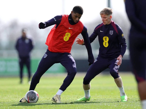 Marcus Rashford tranh tài cùng Anthony Gordon
