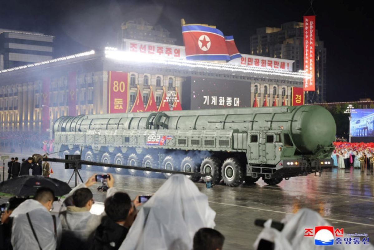 Tên lửa Hwasong-20 và các khí tài quân sự