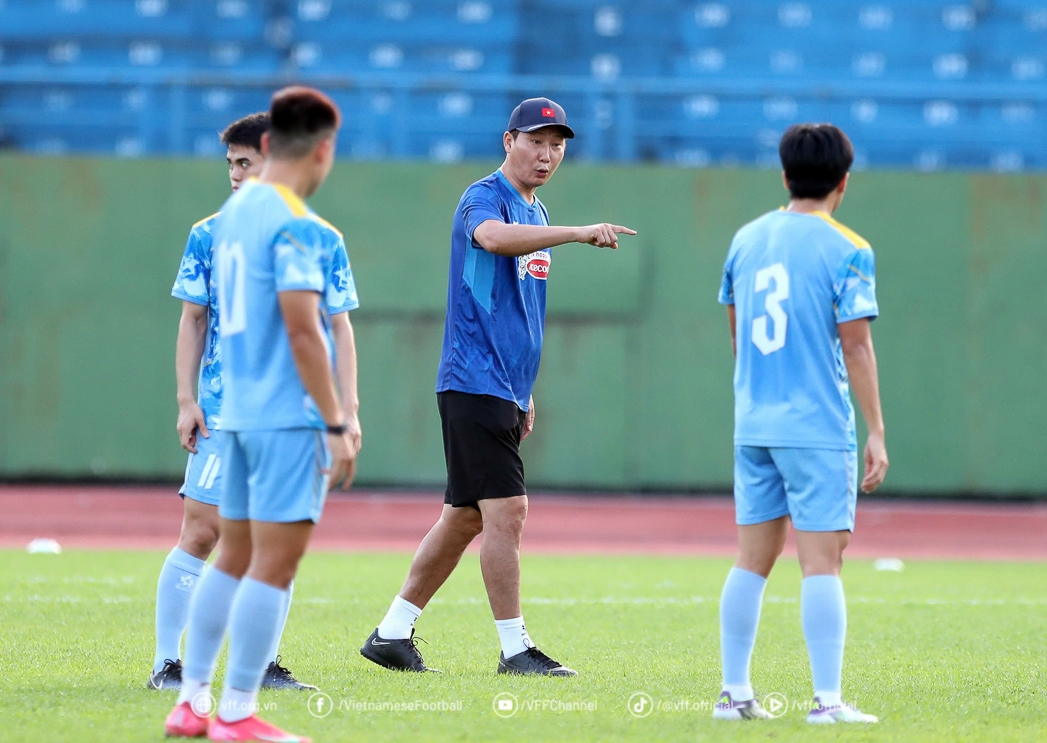 HLV Kim Sang-sik quan sát trận đấu