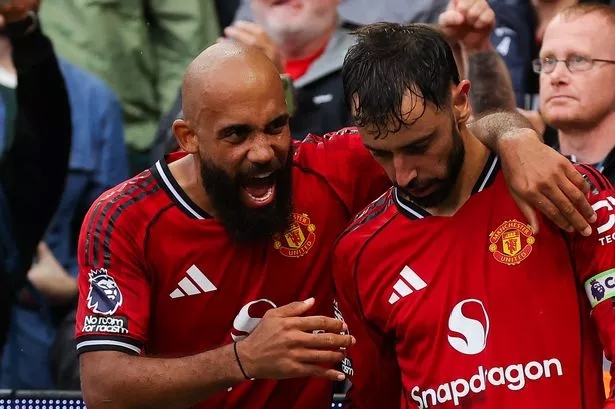 Bruno Fernandes Bryan Mbeumo 01 Bruno Fernandes và Bryan Mbeumo tại Old Trafford