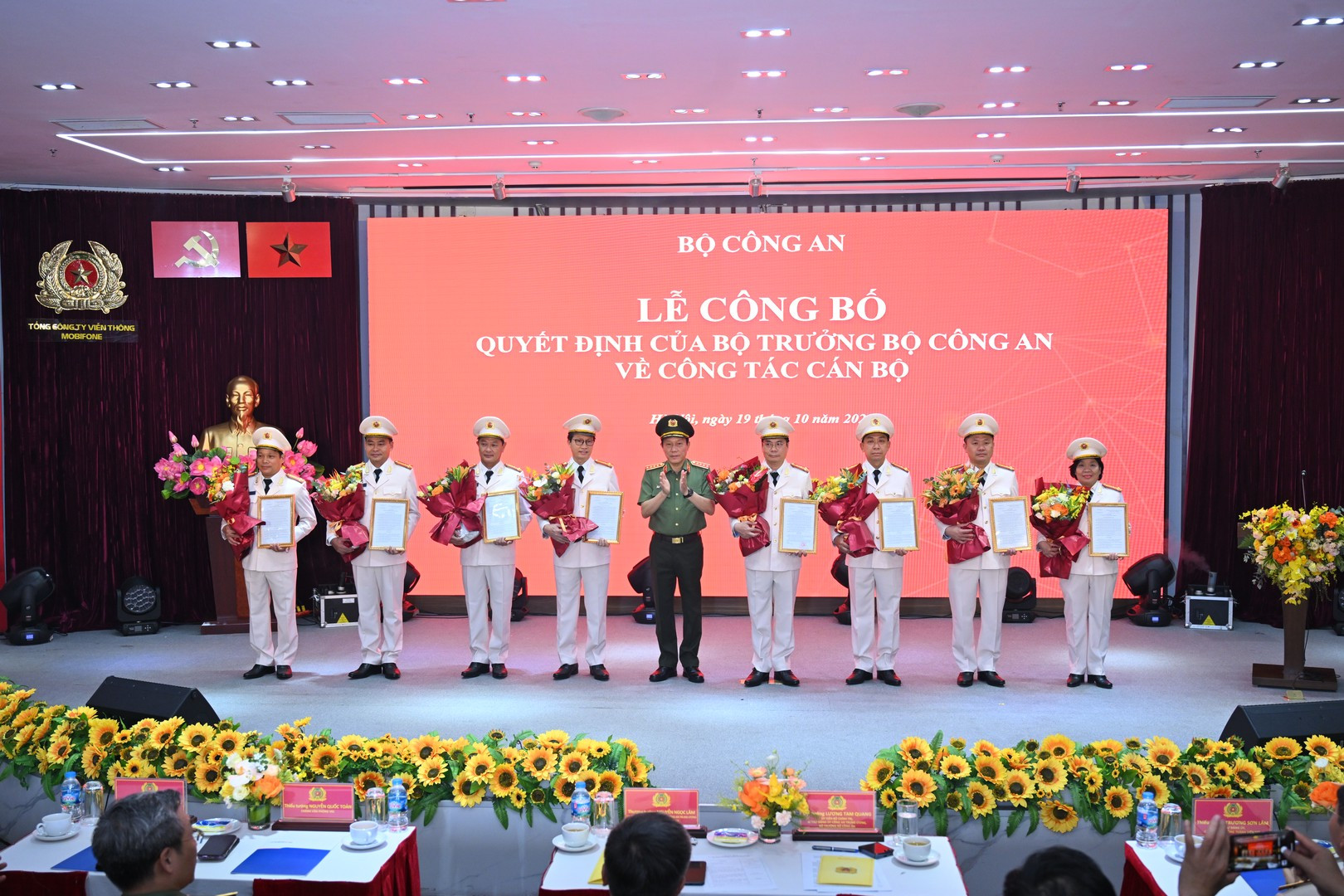 Bộ trưởng Lương Tam Quang trao quyết định cho lãnh đạo MobiFone