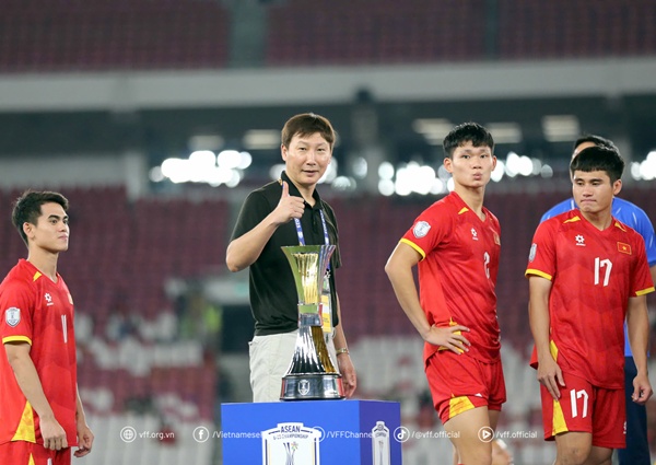 HLV Kim Sang-sik hướng dẫn cầu thủ HLV Kim Sang-sik chỉ đạo trên sân