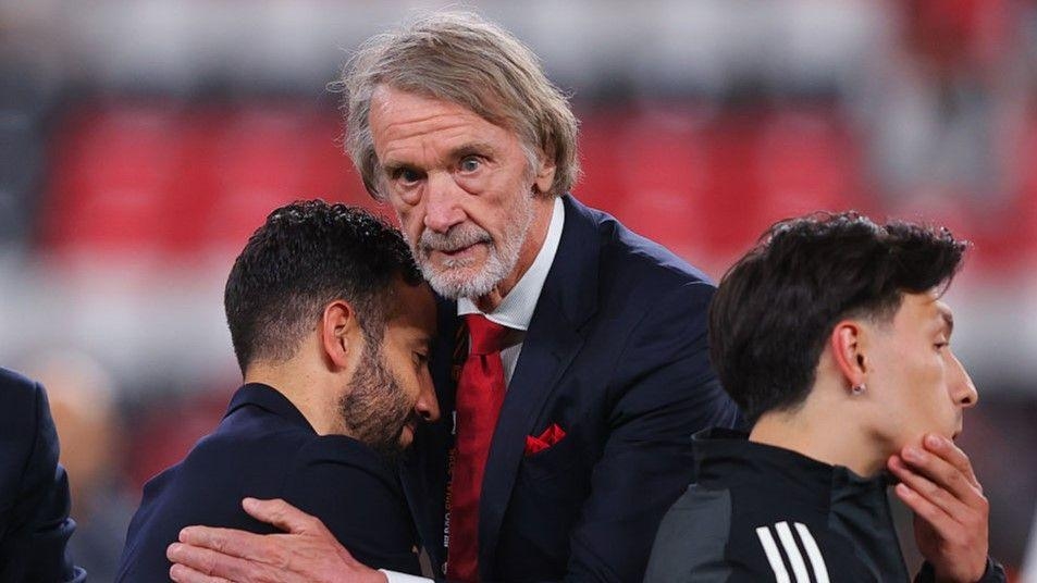Sir Jim Ratcliffe và Ruben Amorim trao đổi tại sân tập