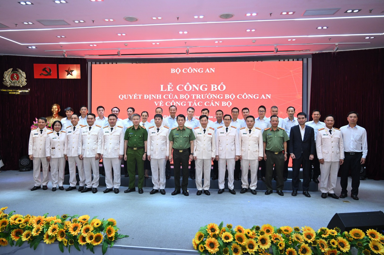 Các đại biểu chụp ảnh lưu niệm tại sự kiện
