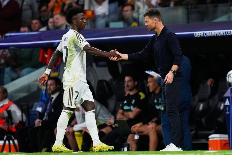 Vinicius Junior Xabi Alonso 01 Vinicius Junior Xabi Alonso trong cuộc gặp riêng