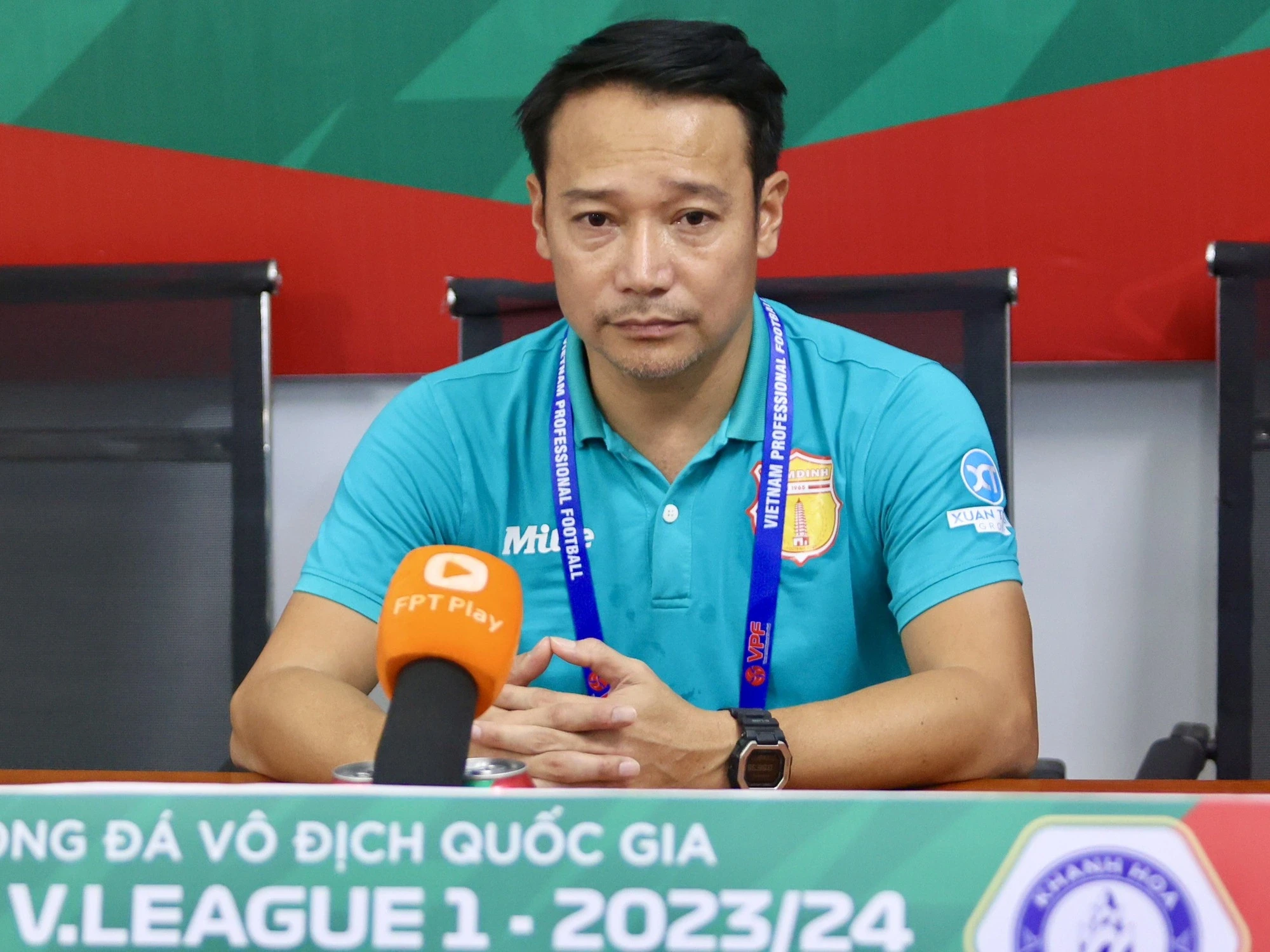 HLV Vũ Hồng Việt hướng dẫn các học trò thi đấu