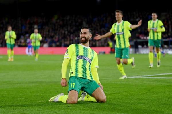 Cầu thủ AEK Larnaca ăn mừng bàn thắng