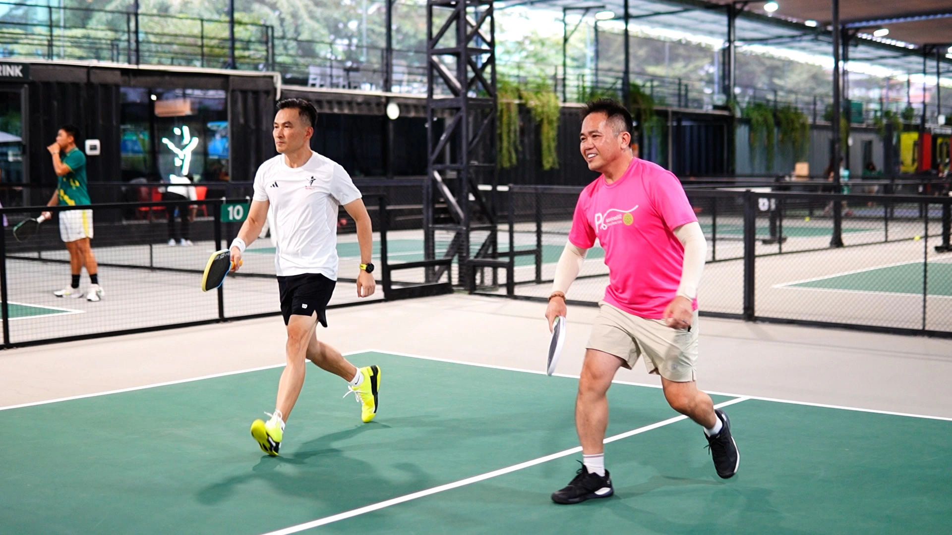 Tay vợt Tony Hoàng, diễn viên Chi Bảo góp mặt ở giải pickleball đặc biệt- Ảnh 1. Tay vợt Tony Hoàng (phải) và Chi Bảo tập luyện trước giải pickleball 'Cùng con đi tiếp cuộc đời'