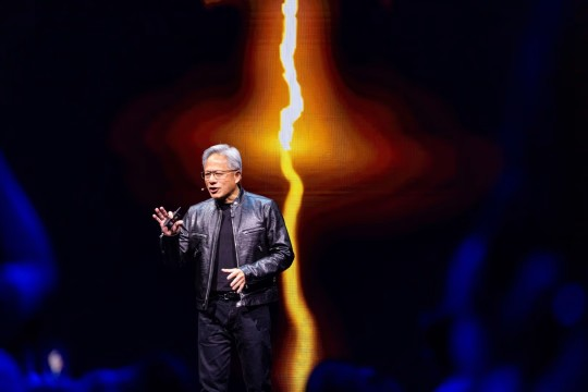 CEO Nvidia Jensen Huang chia sẻ quan điểm về cuộc chiến AI Mỹ - Trung