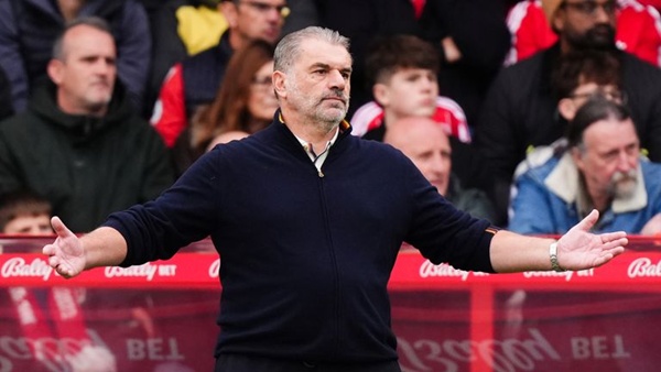 Postecoglou rời sân sau trận thua Chelsea