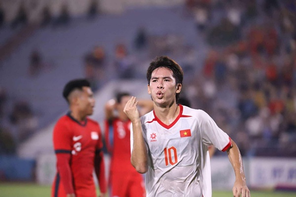 Lê Văn Thuận ghi bàn bằng cú đánh đầu