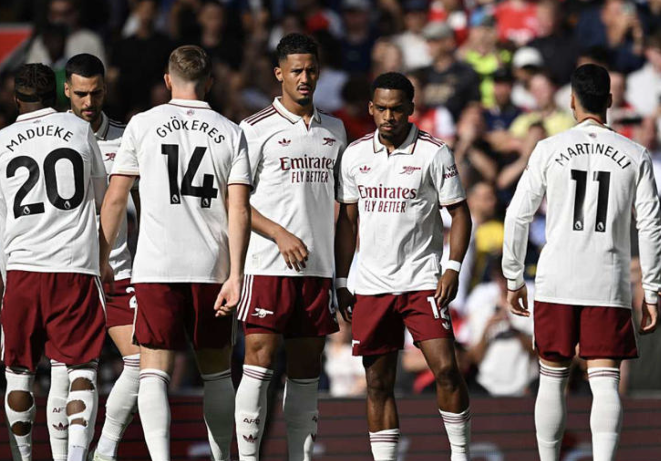 Screenshot màn hình thể thao với số liệu chuyển nhượng của Arsenal