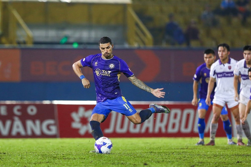 Đỗ Hoàng Hên tận dụng cơ hội trên chấm 11m để ghi bàn đầu tiên trong màu áo Hà Nội FC Tiền vệ Đỗ Hoàng Hên ghi bàn trên chấm phạt đền