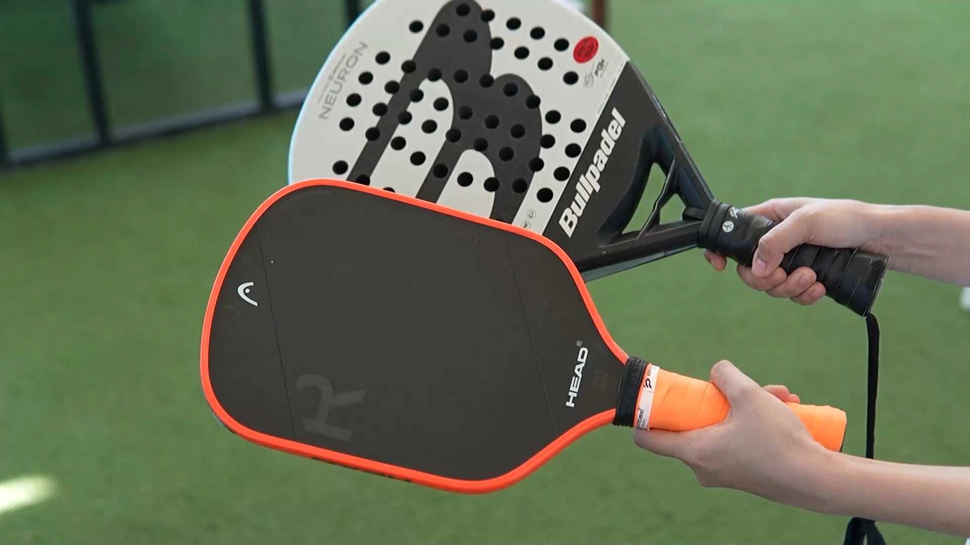 So sánh kích thước vợt pickleball (cam đen) và vợt padel