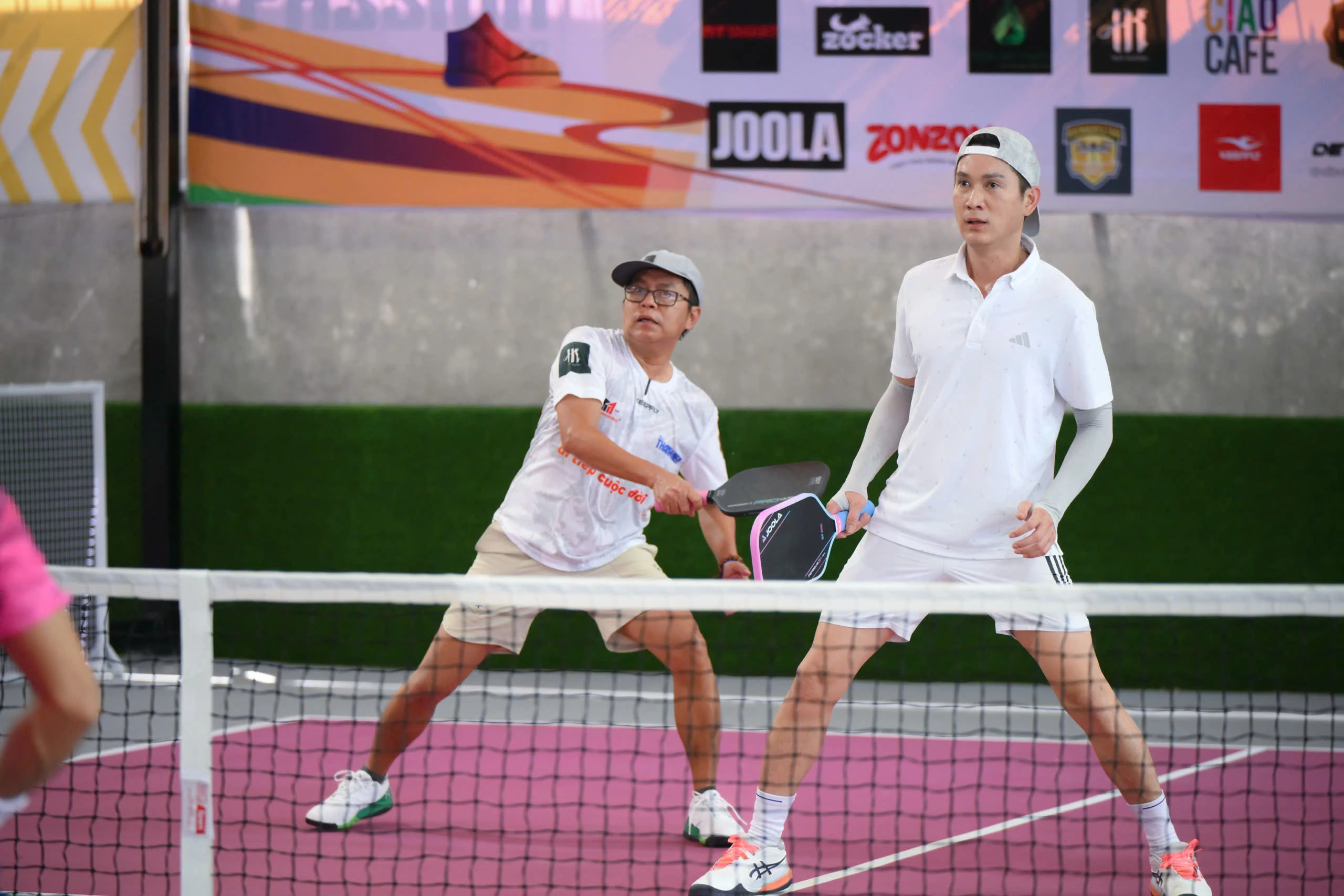 Thái Chí Hùng là vận động viên tích cực cũng như nhà tài trợ cho các mùa pickleball