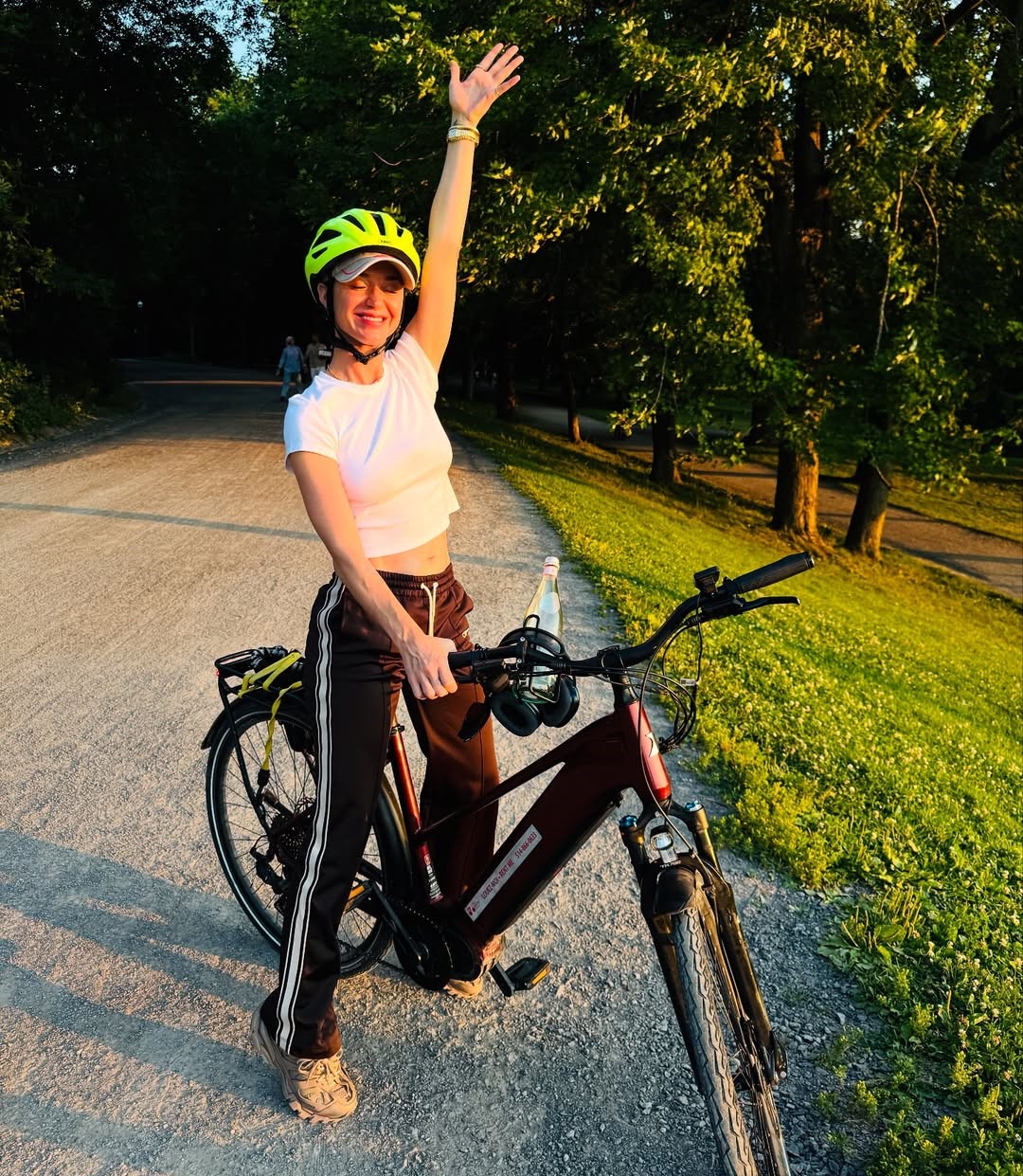 Katy Perry mê pickleball, ăn thực phẩm hữu cơ giữ vóc dáng - Ảnh 4. Katy Perry yêu thích việc đạp xe