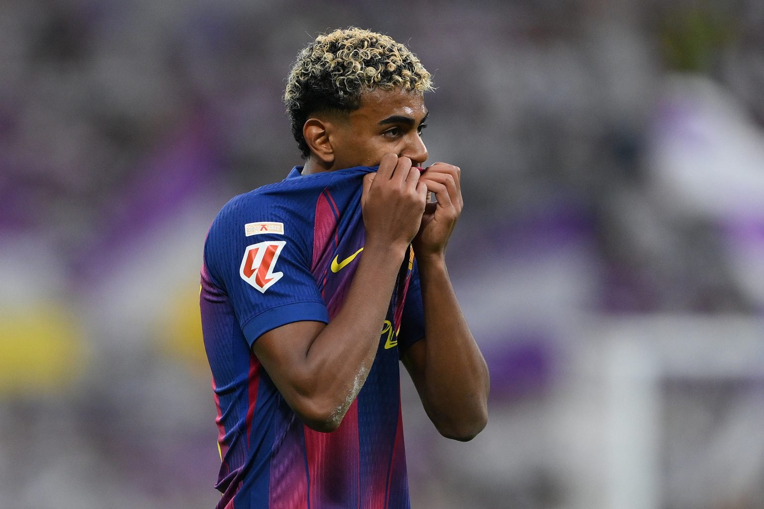 Yamal vẫn đang gặp vấn đề thể lực. Yamal vẫn đang gặp vấn đề thể lực.