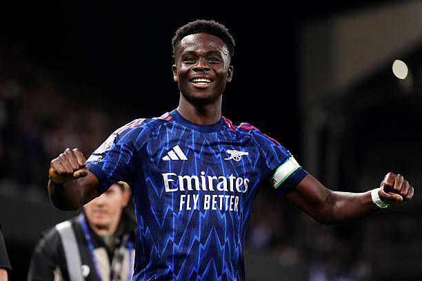 Bukayo Saka dứt điểm bên cánh phải
