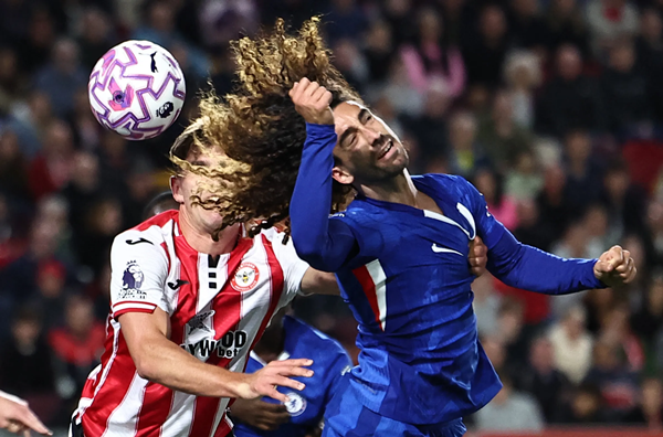 Tình huống phòng ngự lỏng lẻo của Chelsea