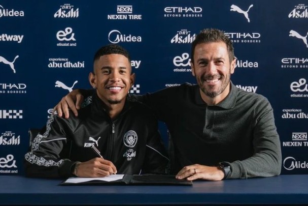 Savinho gia hạn hợp đồng với Man City.
