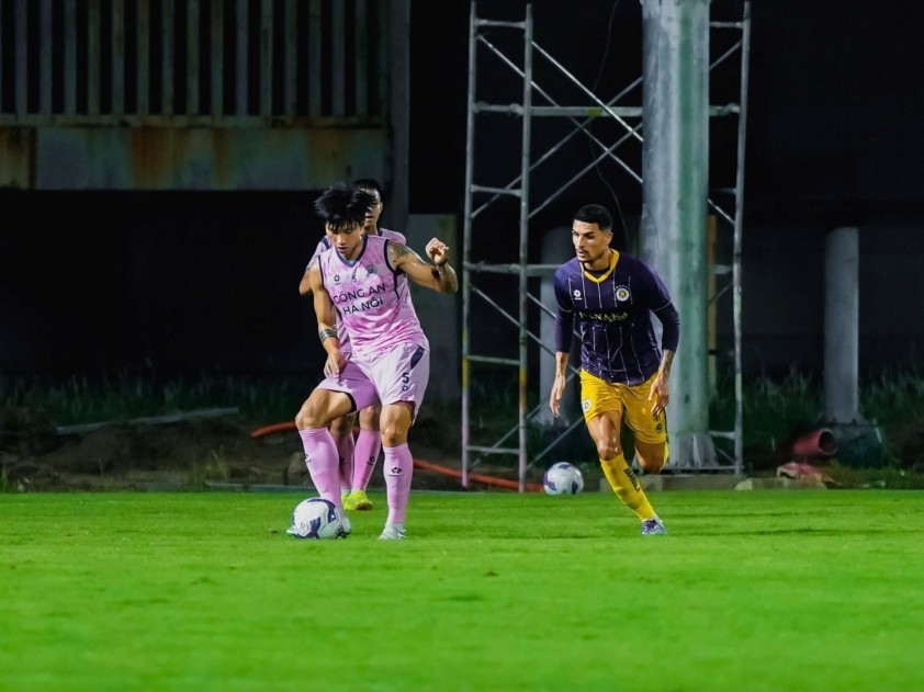 Đoàn Văn Hậu thi đấu trận giao hữu