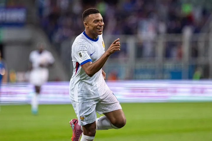 Kylian Mbappe 02 Kylian Mbappe tỏa sáng trong màu áo tuyển Pháp