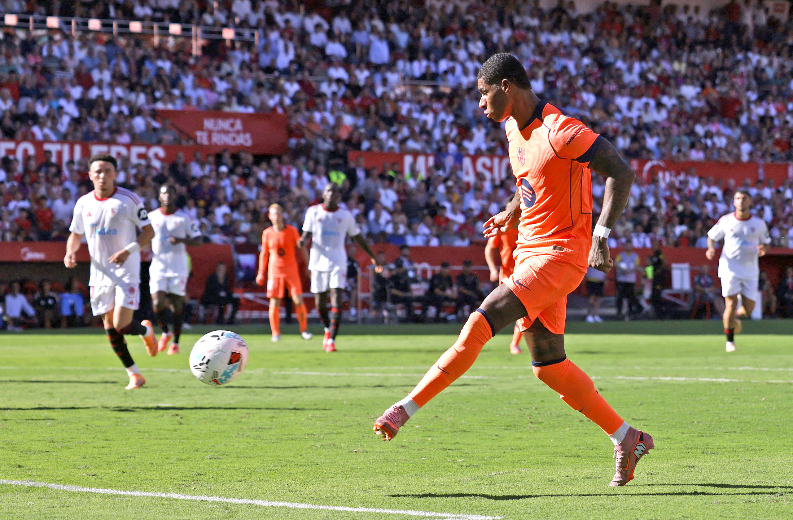 Rashford ghi bàn rút ngắn tỉ số cho Barcelona sau đường chuyền tuyệt đẹp của Pedri - Ảnh: REUTERS