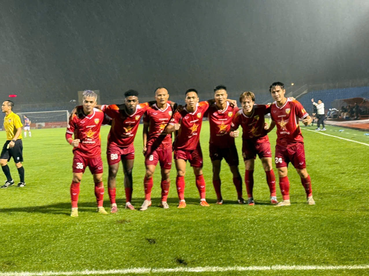 Viktor Lê toả sáng giúp HLHT giành chiến thắng trên sân nhà Khoảnh khắc ghi bàn quyết định của Viktor Lê