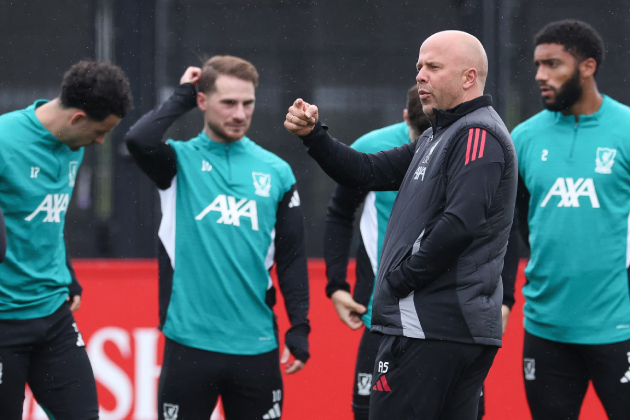 Cầu thủ Liverpool tại sân bay chờ chuyến bay