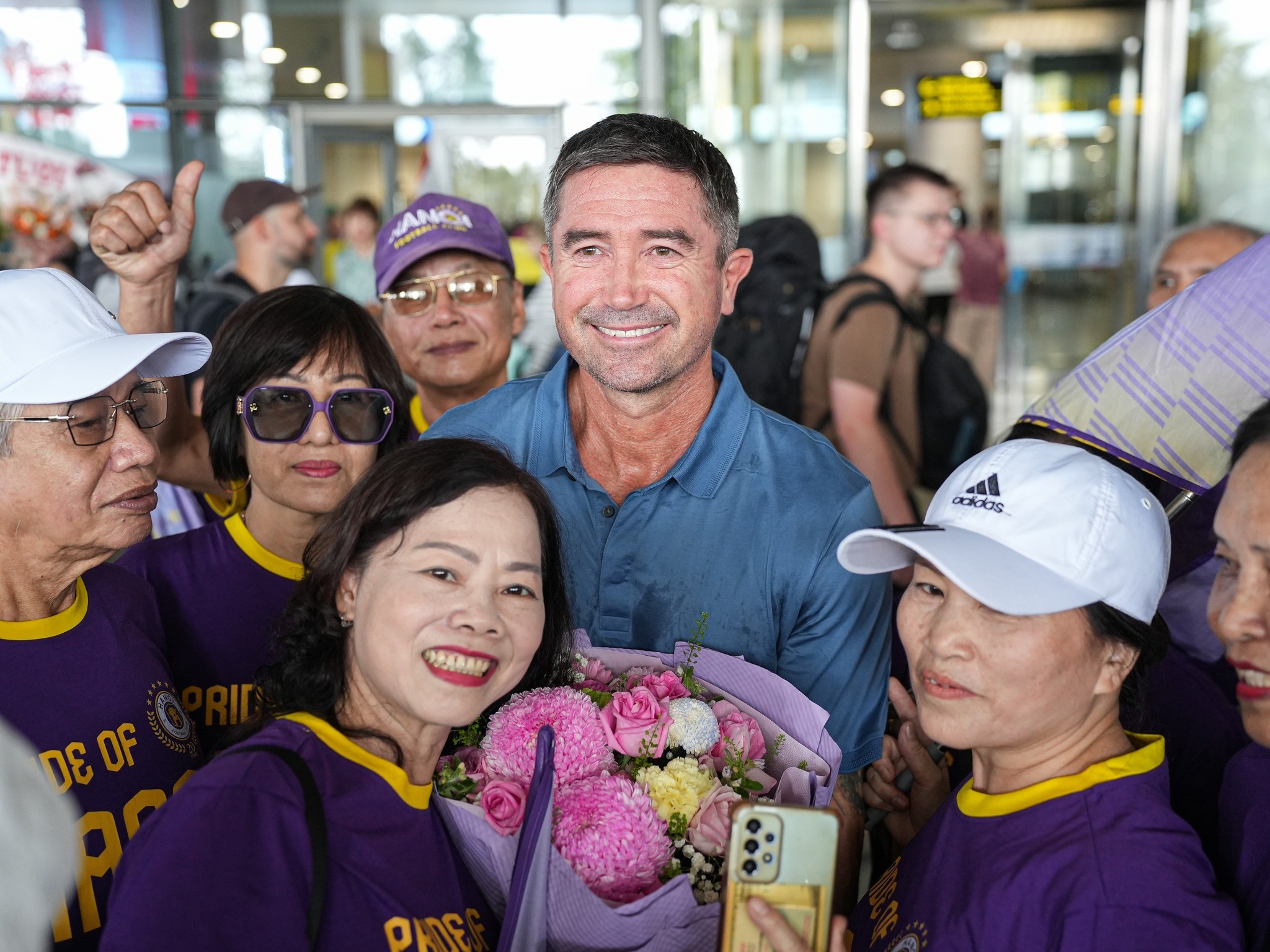 Người hâm mộ Hà Nội FC đón chào HLV Harry Kewell