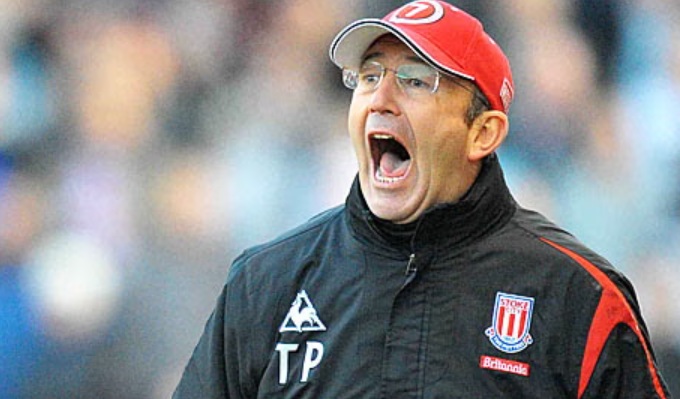 Tony Pulis gây nhiều tranh cãi bởi chiến thuật của mình. Tony Pulis và chiến thuật bóng chết