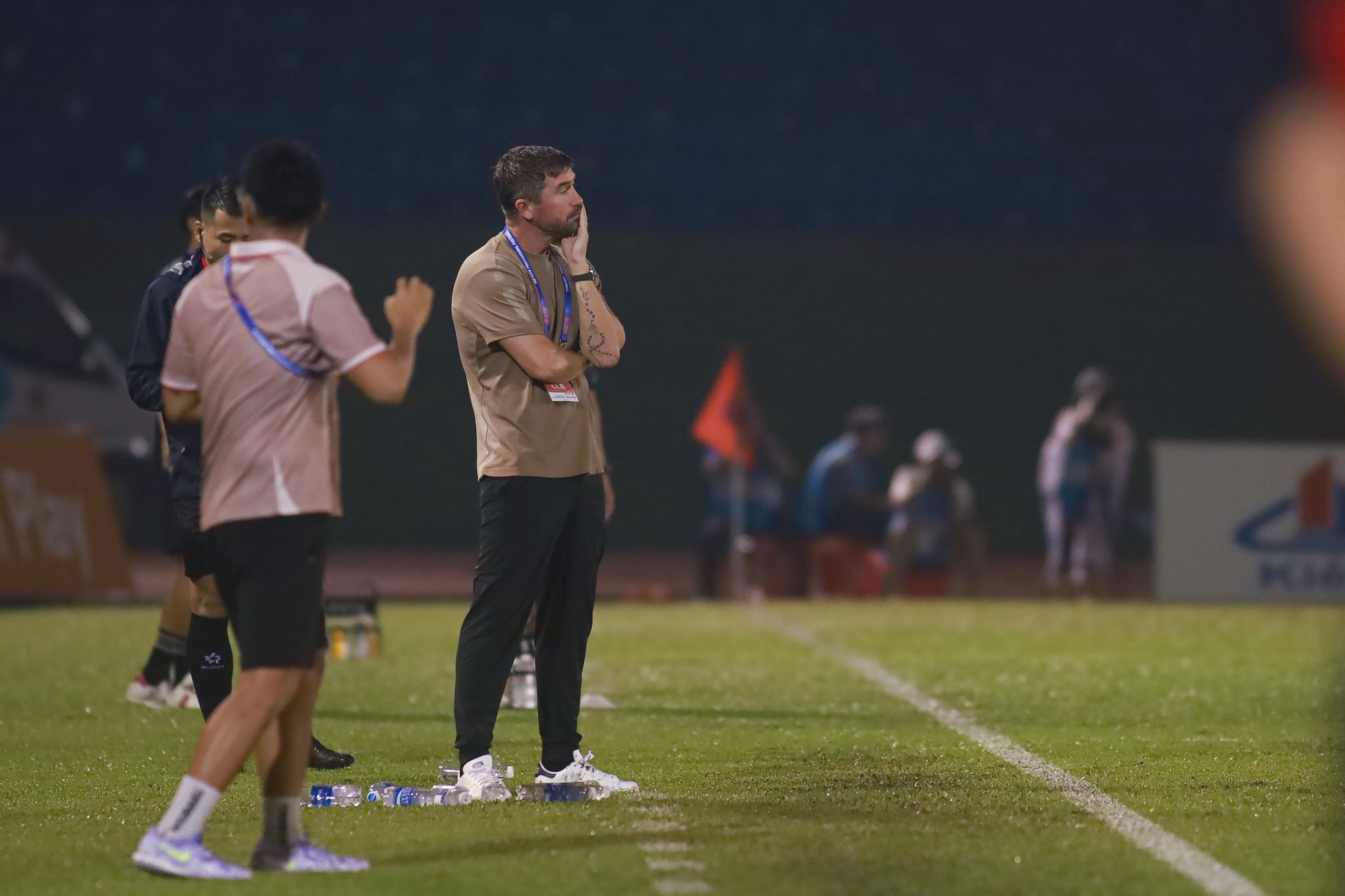Đỗ Hoàng Hên khẳng định niềm tin tuyệt đối vào HLV Harry Kewell Tiền vệ Đỗ Hoàng Hên tin tưởng vào ban huấn luyện
