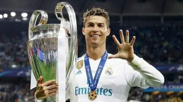 Lionel Messi ôm bóng ăn mừng