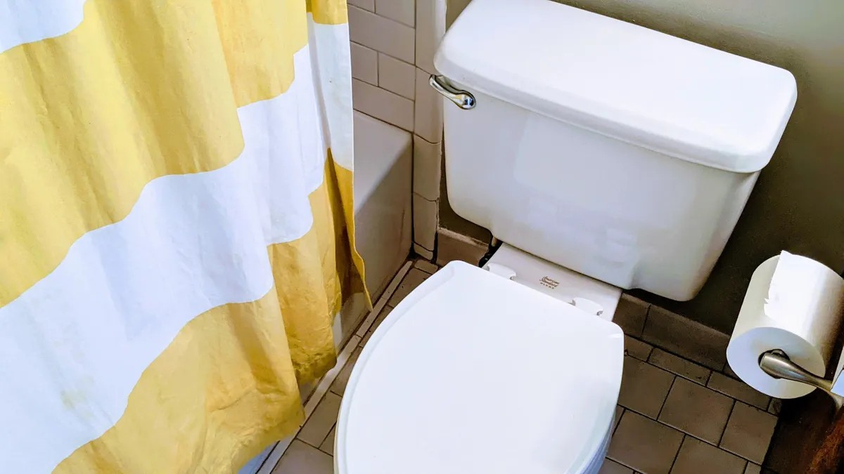 Hạn chế sử dụng điện thoại quá lâu trong WC để phòng tránh trĩ