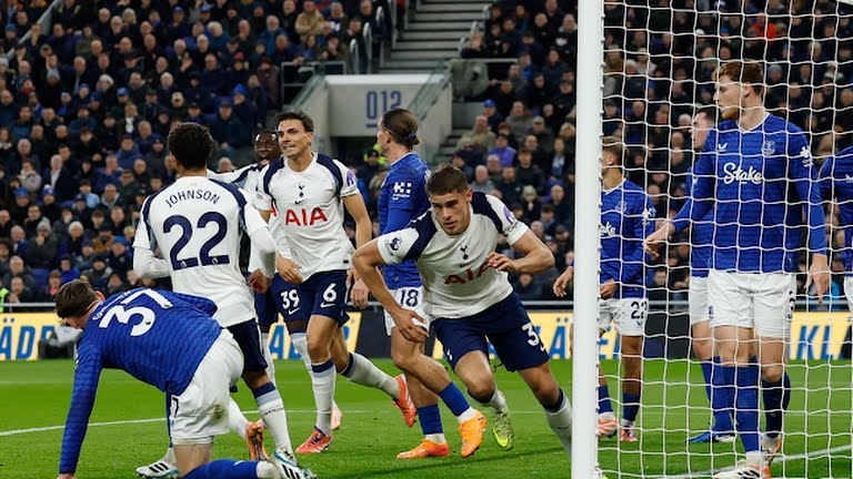 Tottenham đánh bại Everton bằng chính sở trường của HLV David Moyes. Tottenham đánh bại Everton bằng chính sở trường của HLV David Moyes.